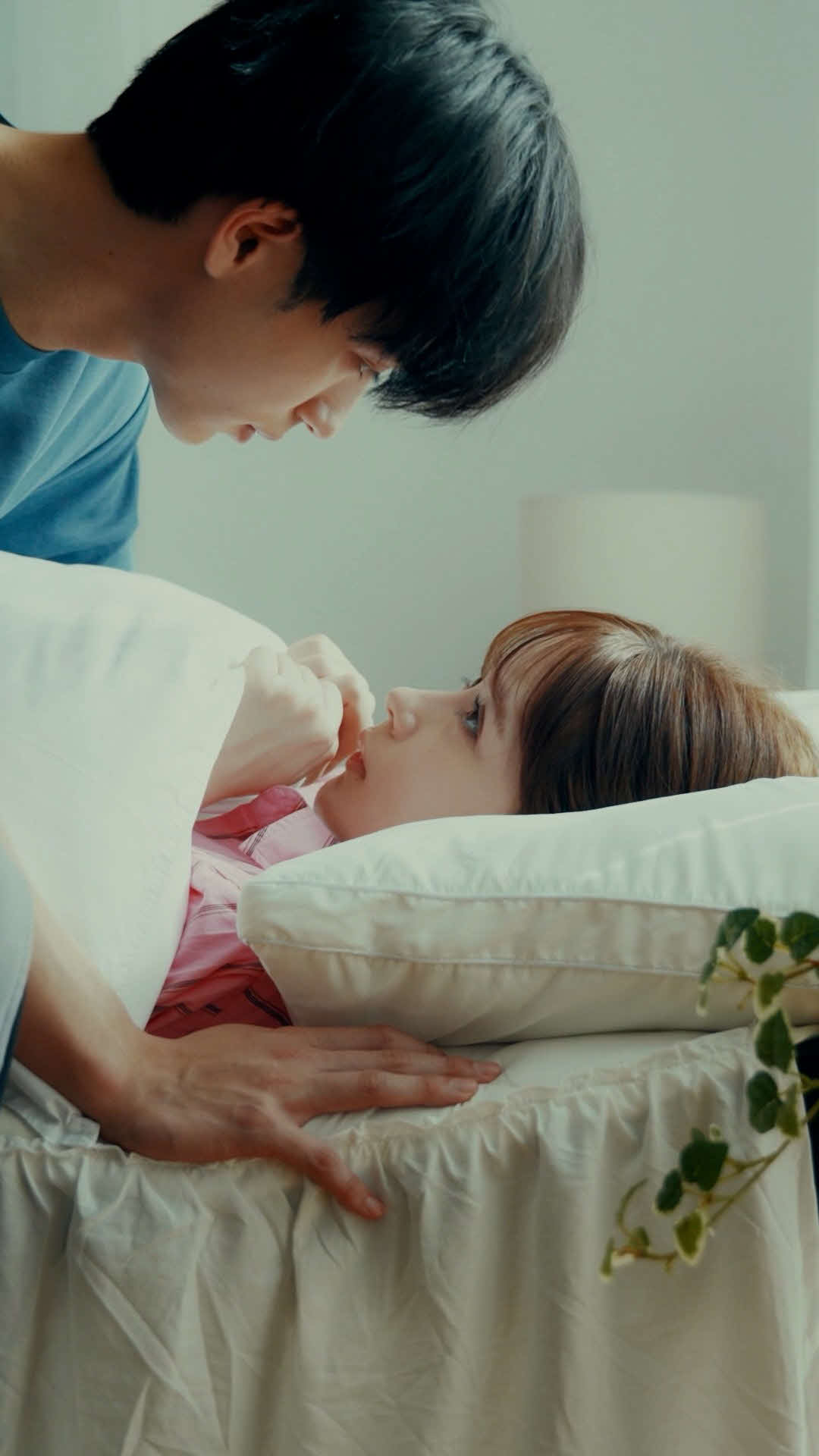畑芽育と野村康太が主演した縦型ショートドラマ「一寸の光陰」リメイク版の1シーン