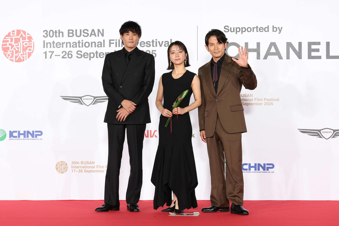 釜山国際映画祭オープニングセレモニーのレッドカーペットに登場した「イクサガミ」の、左から藤井道人監督、藤崎ゆみあ、岡田准一（C）Getty Images