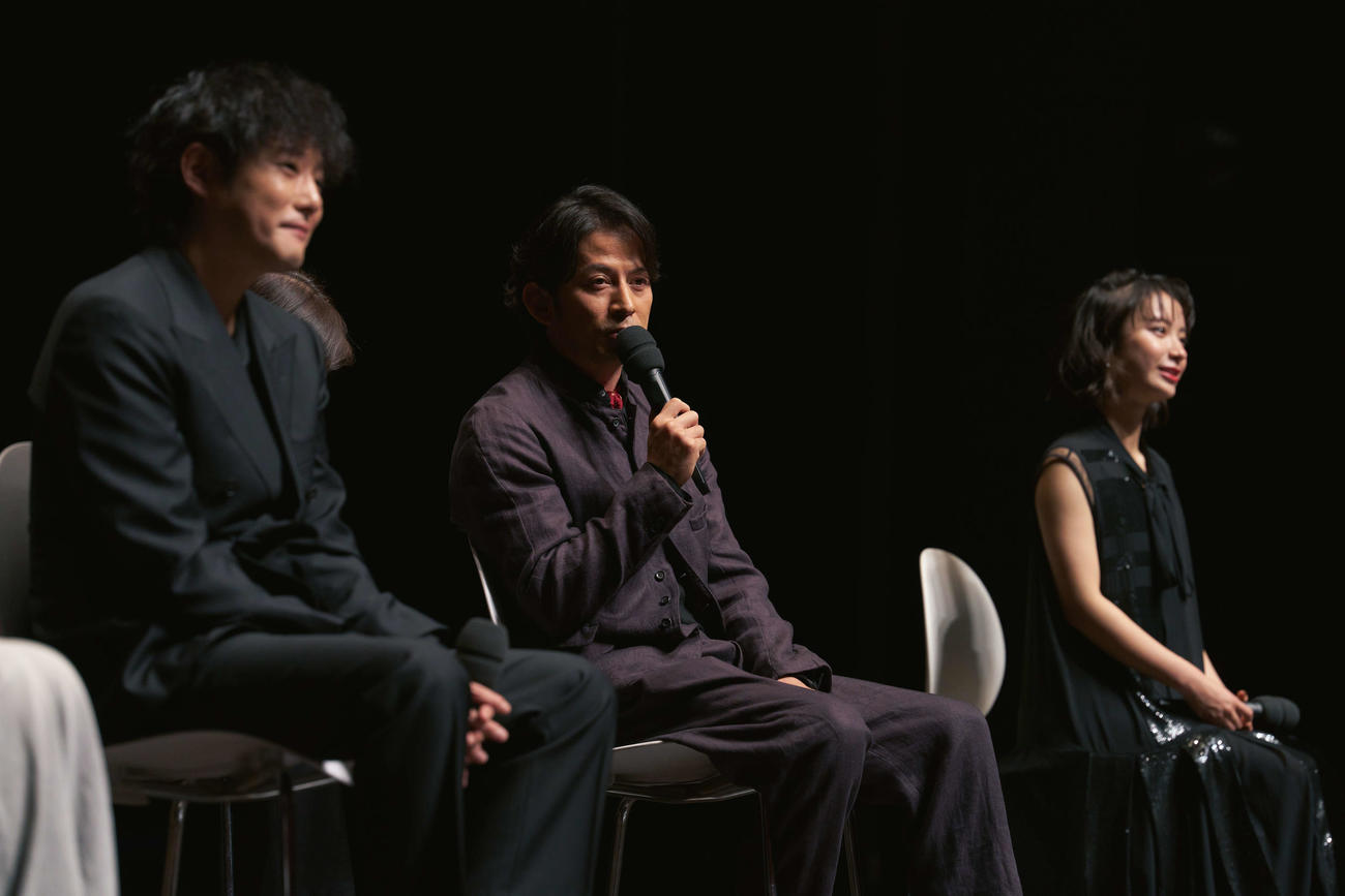 釜山映画祭で行われたNetflixシリーズ「イクサガミ」ワールドプレミアに参加した、左から藤井道人監督、藤崎ゆみあ、岡田准一