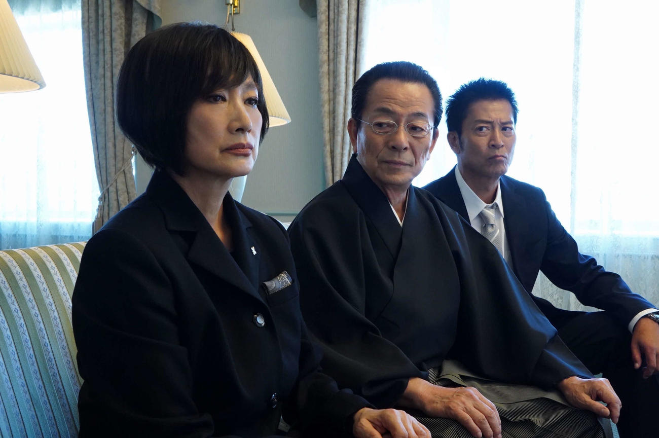 テレビ朝日系「相棒　season24」初回拡大SP。左から余貴美子、水谷豊、寺脇康文（C）tv asahi All Rights Reserved.