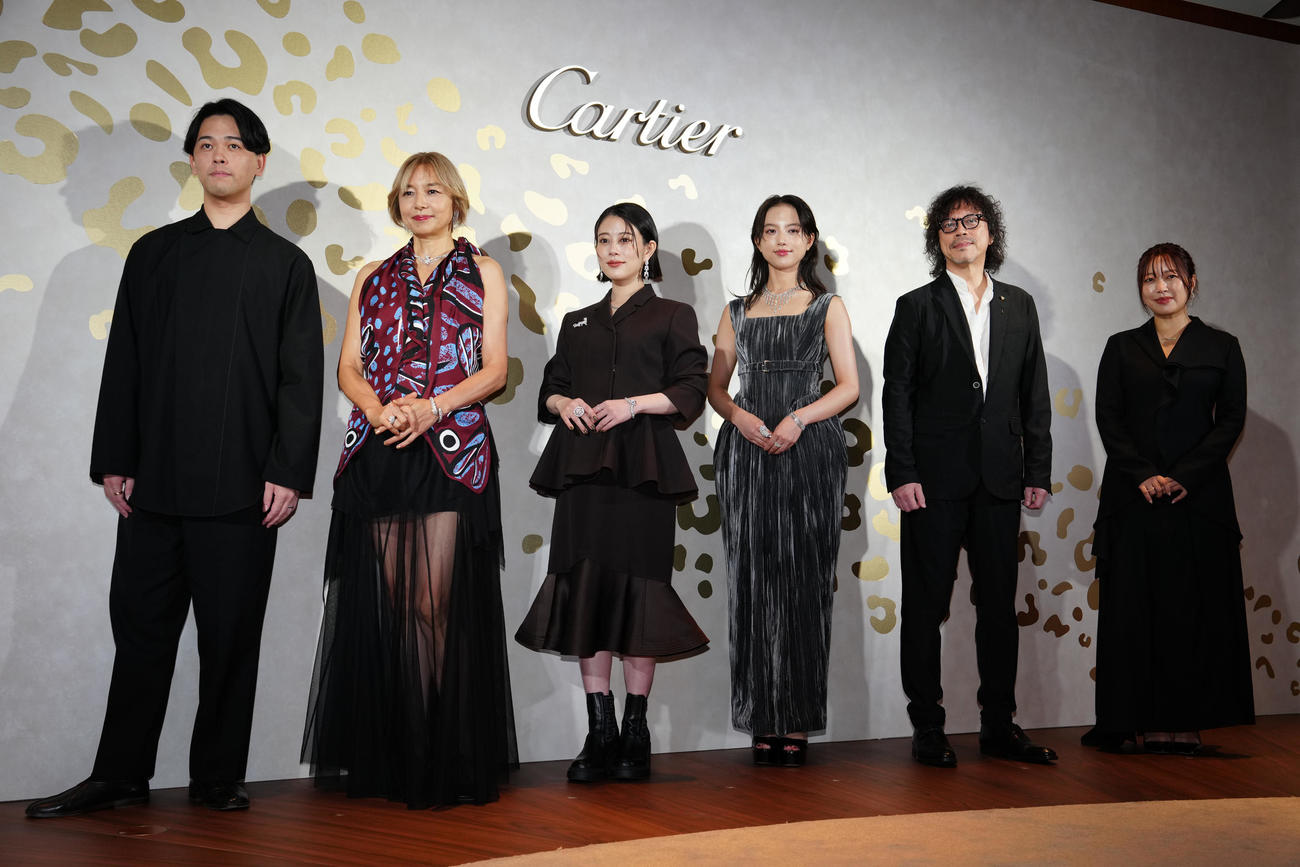 「カルティエ　銀座4丁目ブティック」オープニングイベントのフォトコールに登壇した、左から江﨑文武、山口智子、高畑充希、清原果耶、浦沢直樹、坂本美雨（撮影・鈴木みどり）