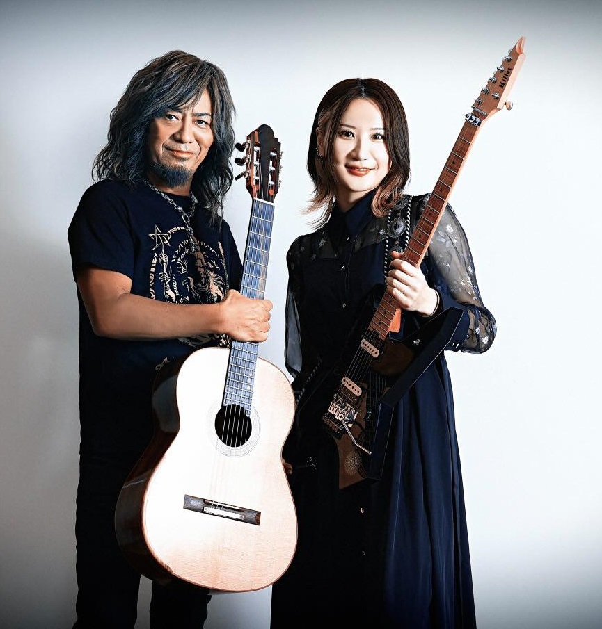 雑誌「音楽の友」10月号でスペシャル対談が実現した高崎晃（左）と猪居亜美