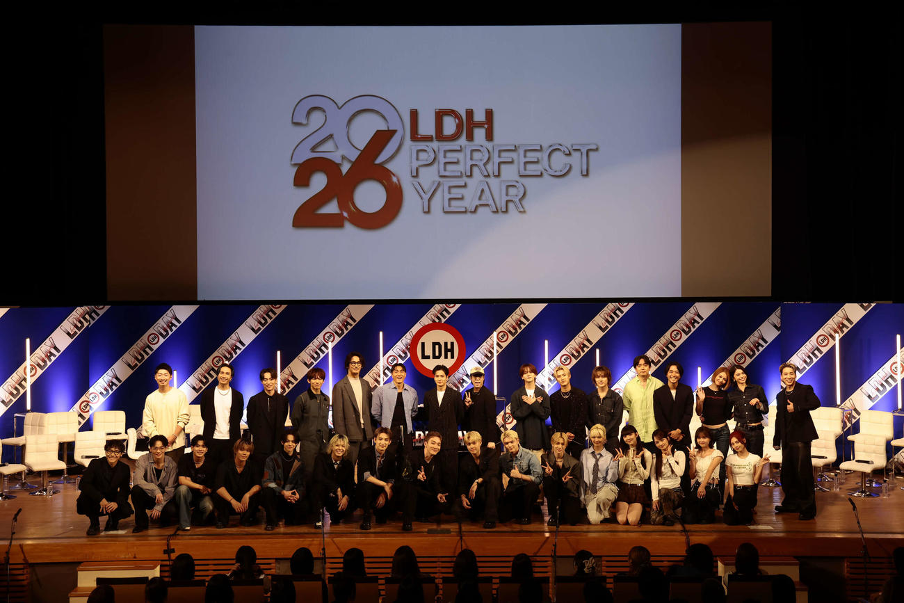 「LDH PERFECT YEAR 2026」解禁イベントに出席し所属アーティストら。前列左から小森隼、中西椋雅、小波津志、岩城星那、難波碧空、夫松健介、山本光汰、SHOW、YUHI、RYOJI、HIROTO、鶴屋美咲、菱田未渚美、比嘉優和、佐藤栞奈、RUI。後列左からMAKIDAI、橘ケンチ、TETSUYA、NAOTO、小林直己、中務裕太、川村壱馬、世界、中島颯太、深堀未来、砂田将宏、青柳翔、佐藤寛太、KAEDE、佐藤晴美、陣