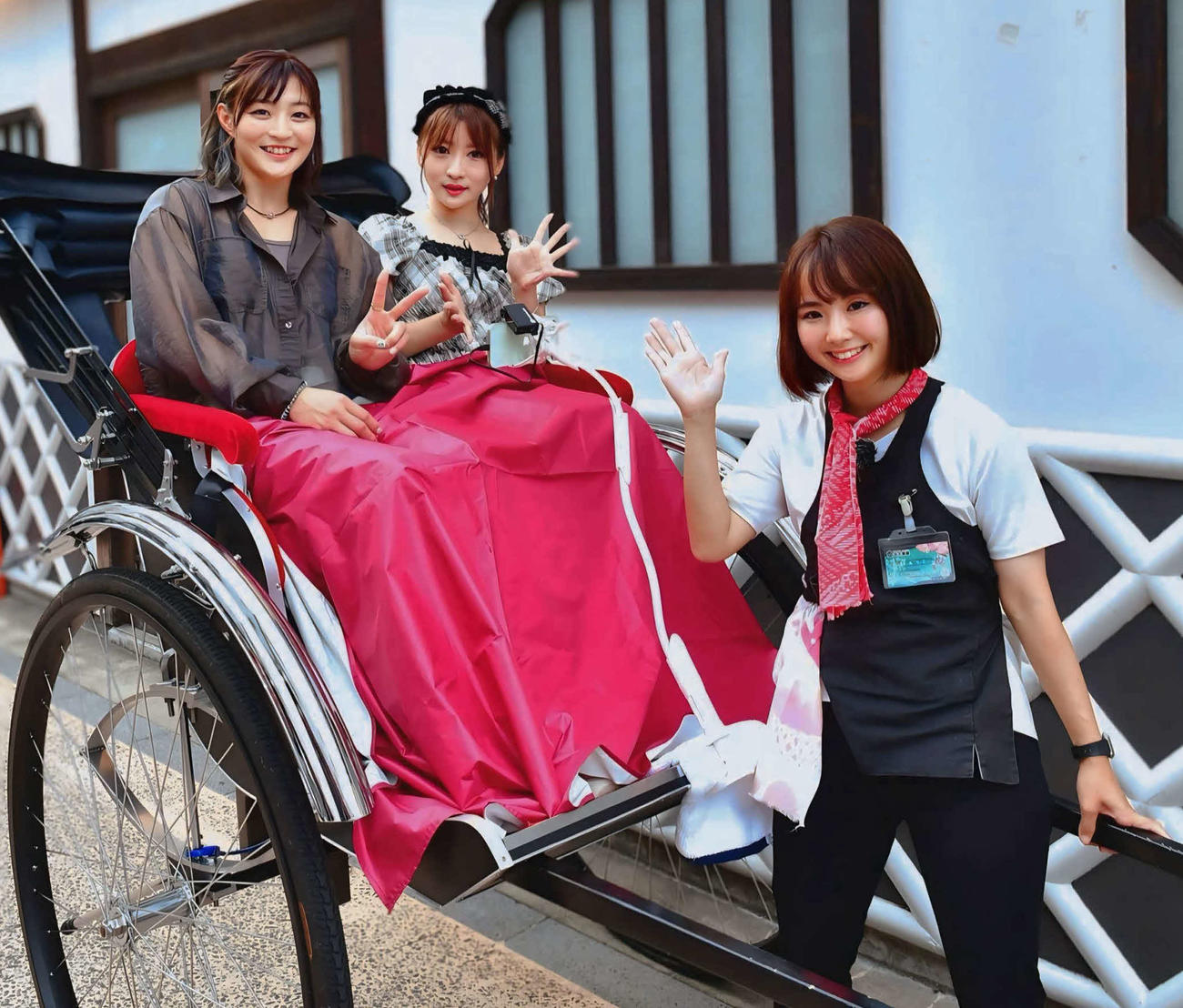 レインボータウンFMの番組「水曜スペシャル」の人気コーナー「人力車で○○さんをご紹介しました」の収録に参加した、左から角田夏実、ぬん姉さん、関森ありささん（撮影・松尾幸之介）