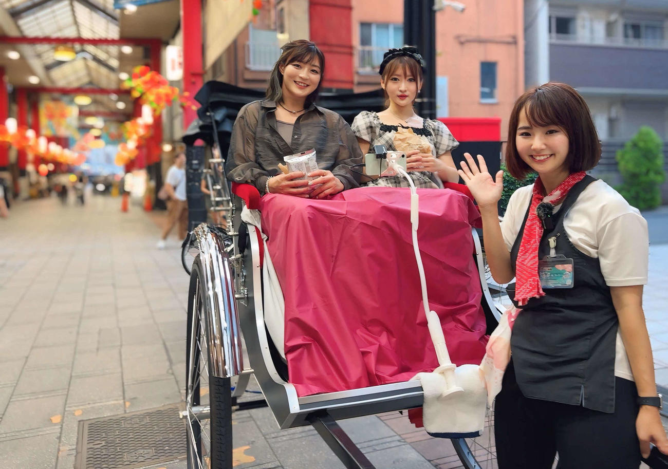 レインボータウンFMの番組「水曜スペシャル」の人気コーナー「人力車で○○さんをご紹介しました」の収録に参加した、左から角田夏実、ぬん姉さん、関森ありささん（撮影・松尾幸之介）