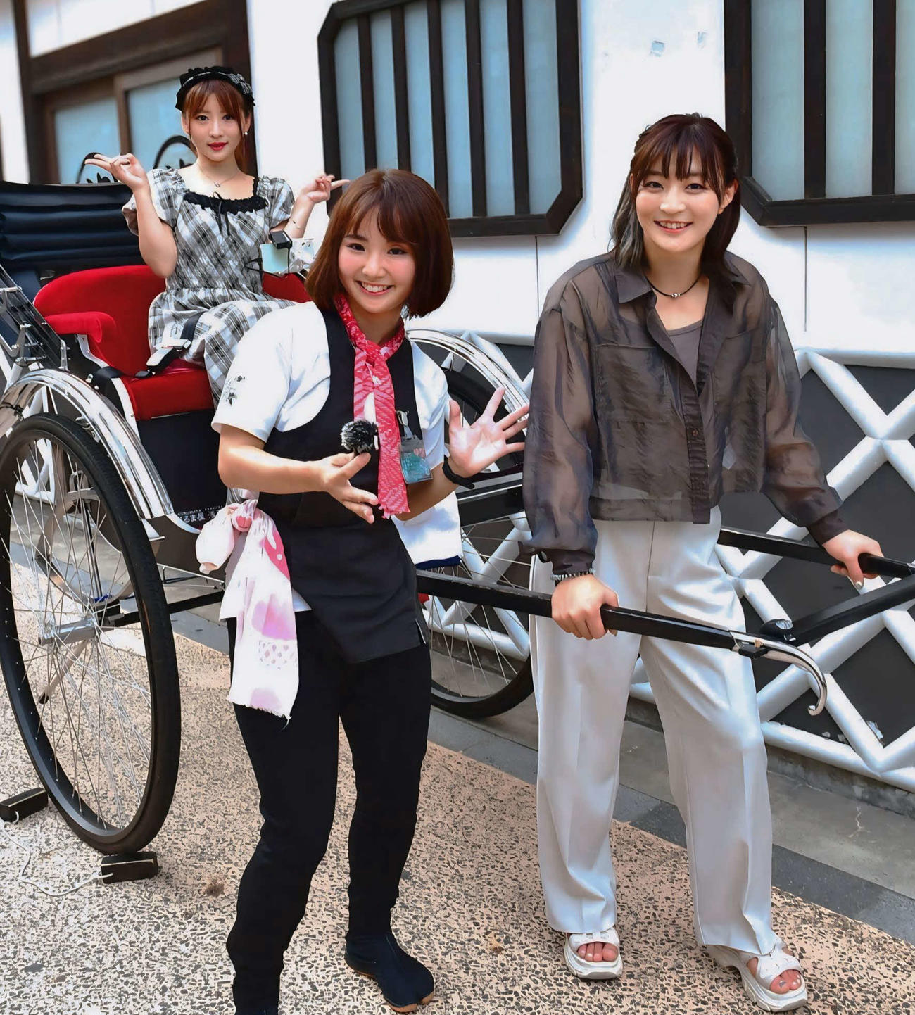 レインボータウンFMの番組「水曜スペシャル」の人気コーナー「人力車で○○さんをご紹介しました」の収録で人力車を盛り上げる角田夏実（右端）。左からぬん姉さんと関森ありささん（撮影・松尾幸之介）