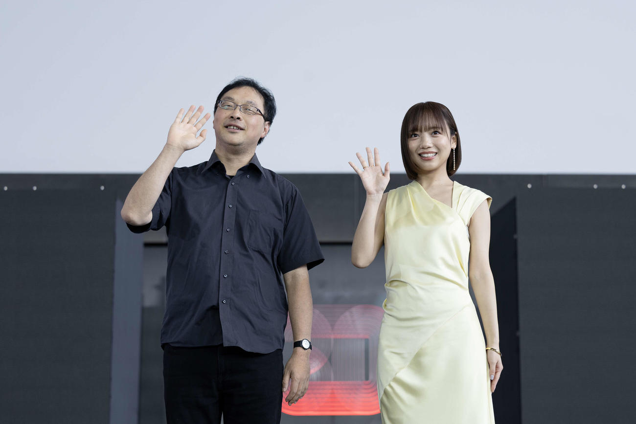 釜山映画祭でアジア映画の窓部門に出品された「恋愛裁判」の公式上映に参加した、元日向坂46齊藤京子と深田晃司監督