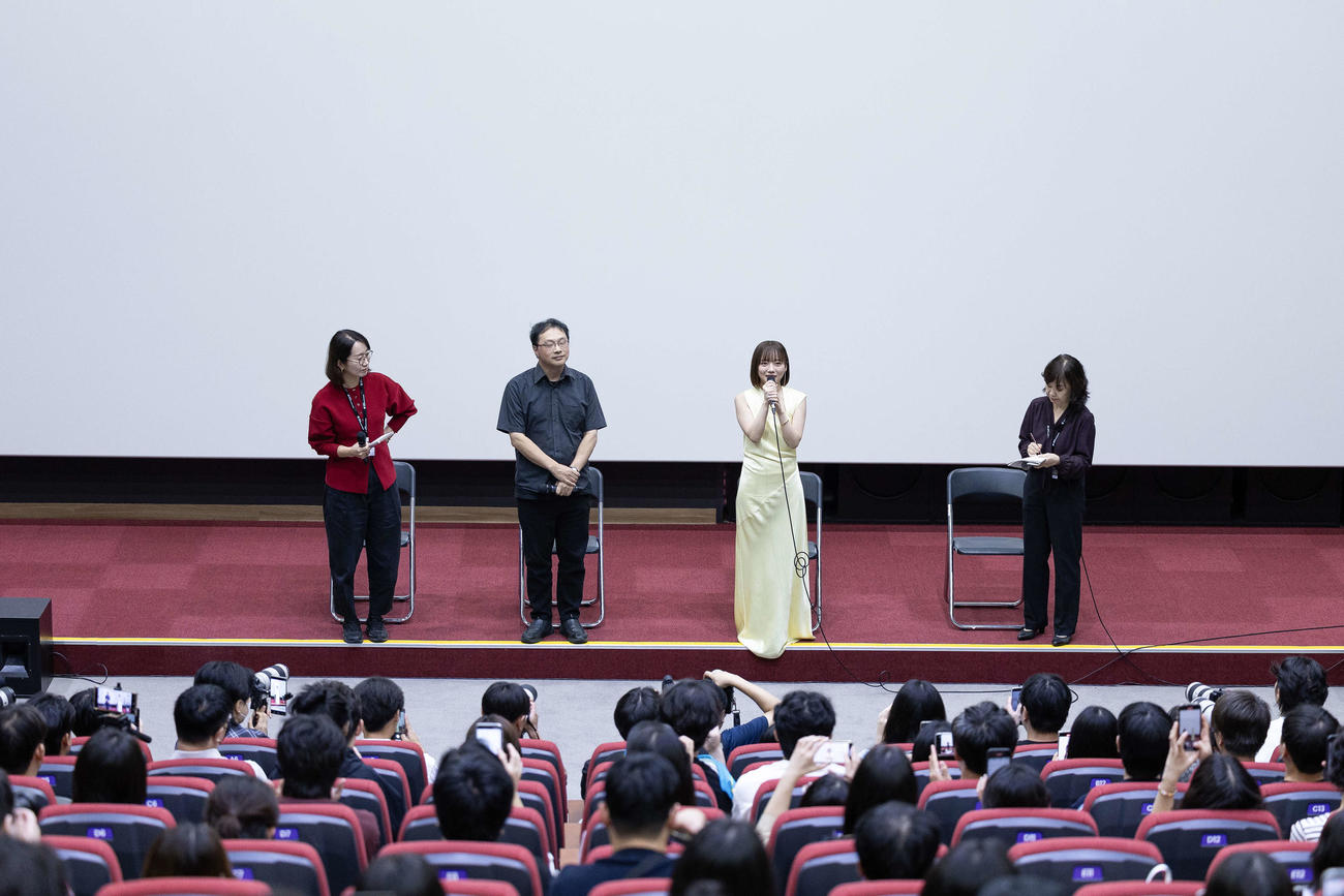 釜山映画祭でアジア映画の窓部門に出品された「恋愛裁判」の公式上映に参加した、元日向坂46齊藤京子と深田晃司監督