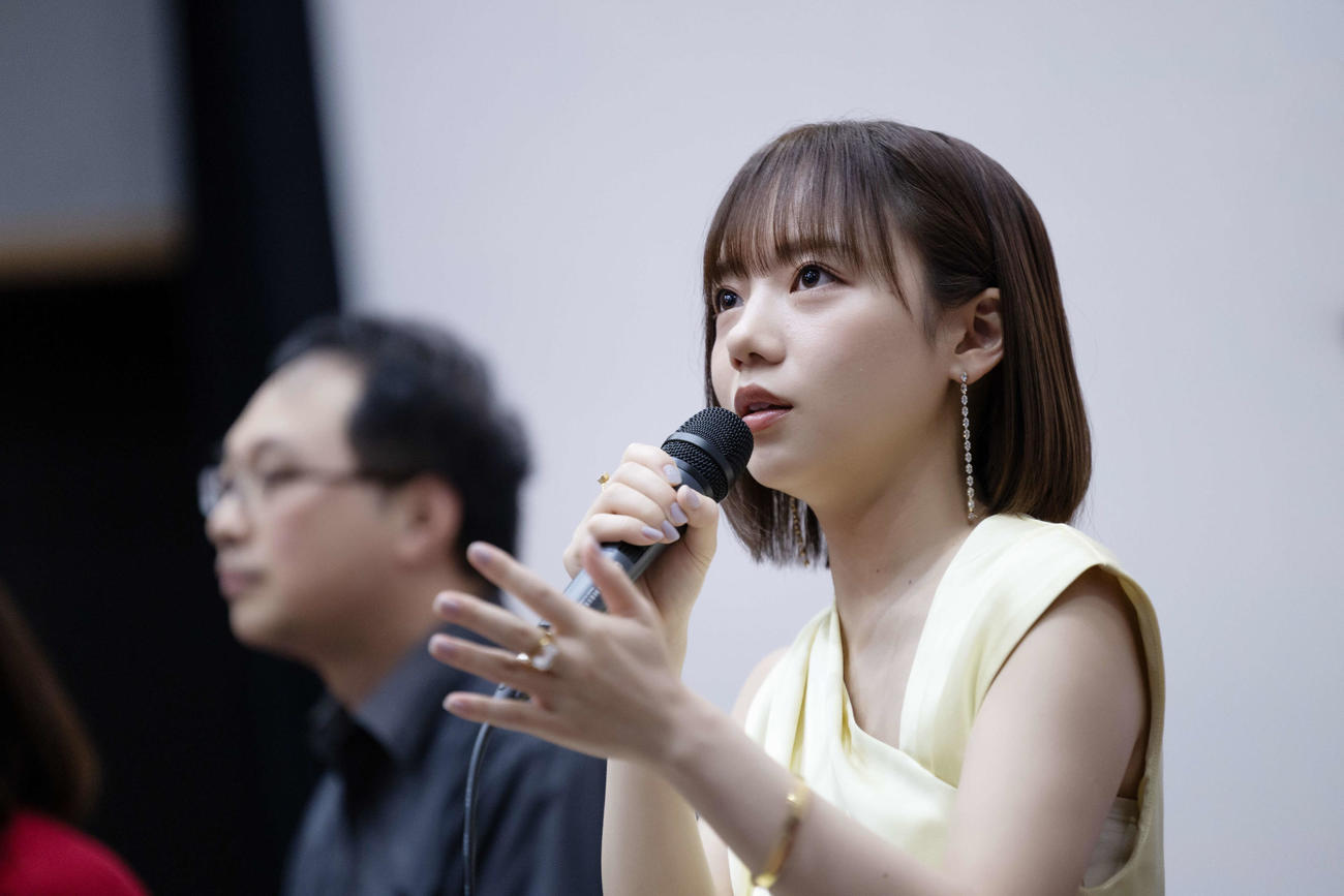 釜山映画祭でアジア映画の窓部門に出品された「恋愛裁判」の公式上映に参加した、元日向坂46齊藤京子と深田晃司監督