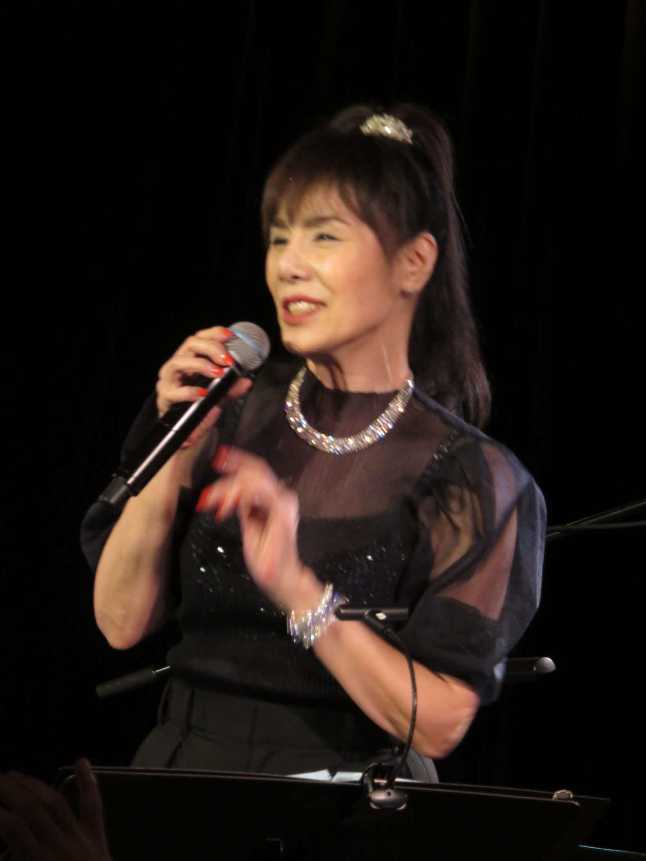 ライブ「Autumn Light 2」で熱唱する未唯mie