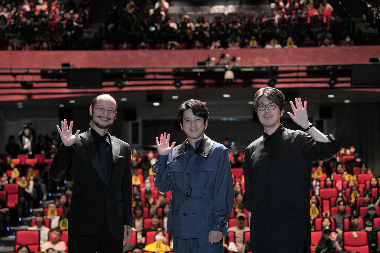 釜山映画祭でミッドナイト・パッション部門に出品された映画「8番出口」公式上映に参加した、左から河内大和、二宮和也、川村元気監督
