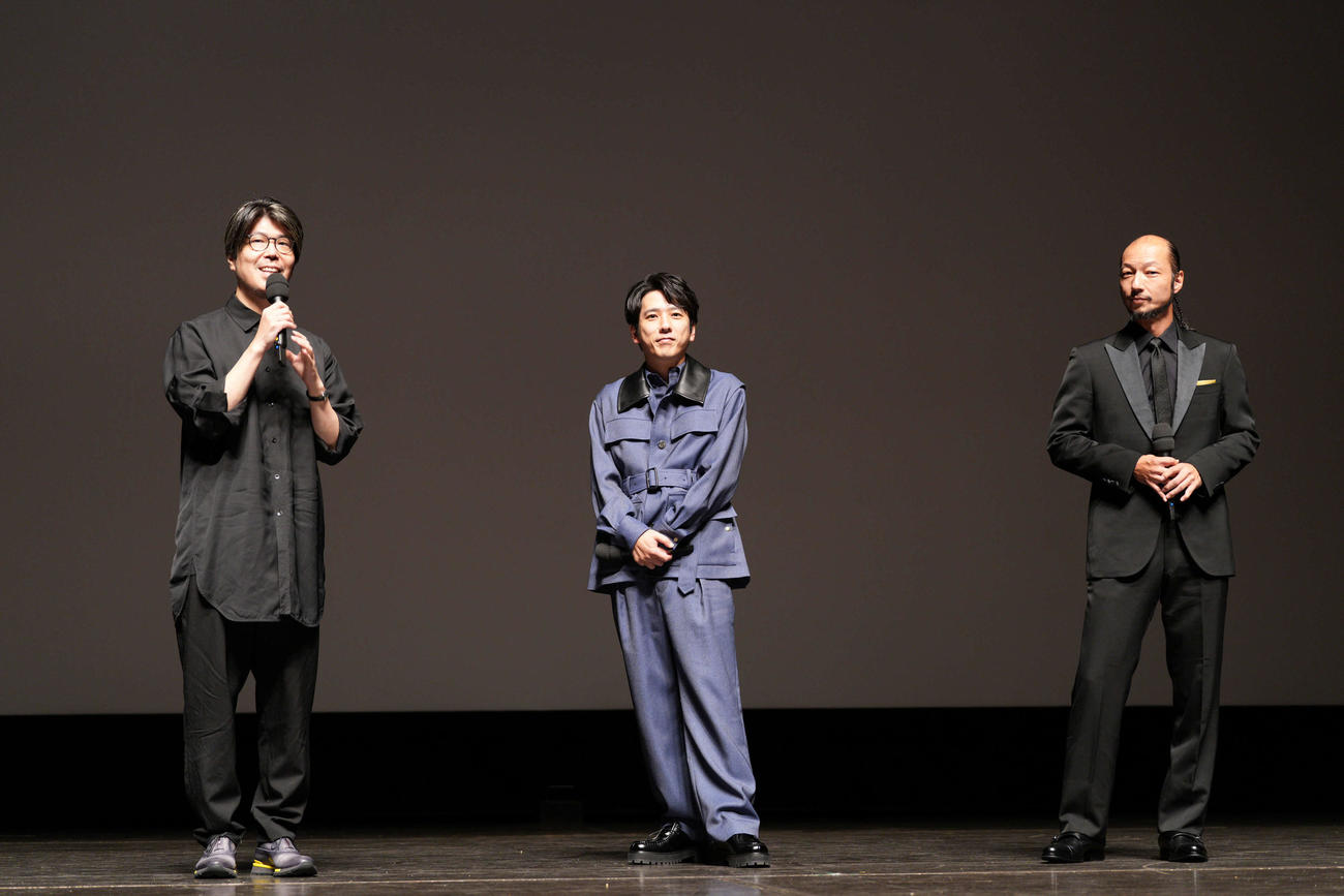 釜山映画祭でミッドナイト・パッション部門に出品された映画「8番出口」公式上映に参加した、左から川村元気監督、二宮和也、河内大和