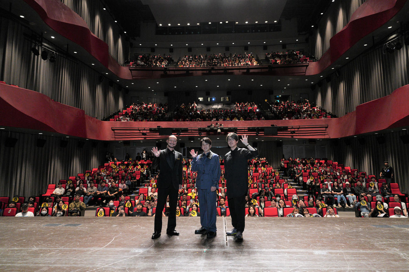釜山映画祭でミッドナイト・パッション部門に出品された映画「8番出口」公式上映に参加した、左から河内大和、二宮和也、川村元気監督