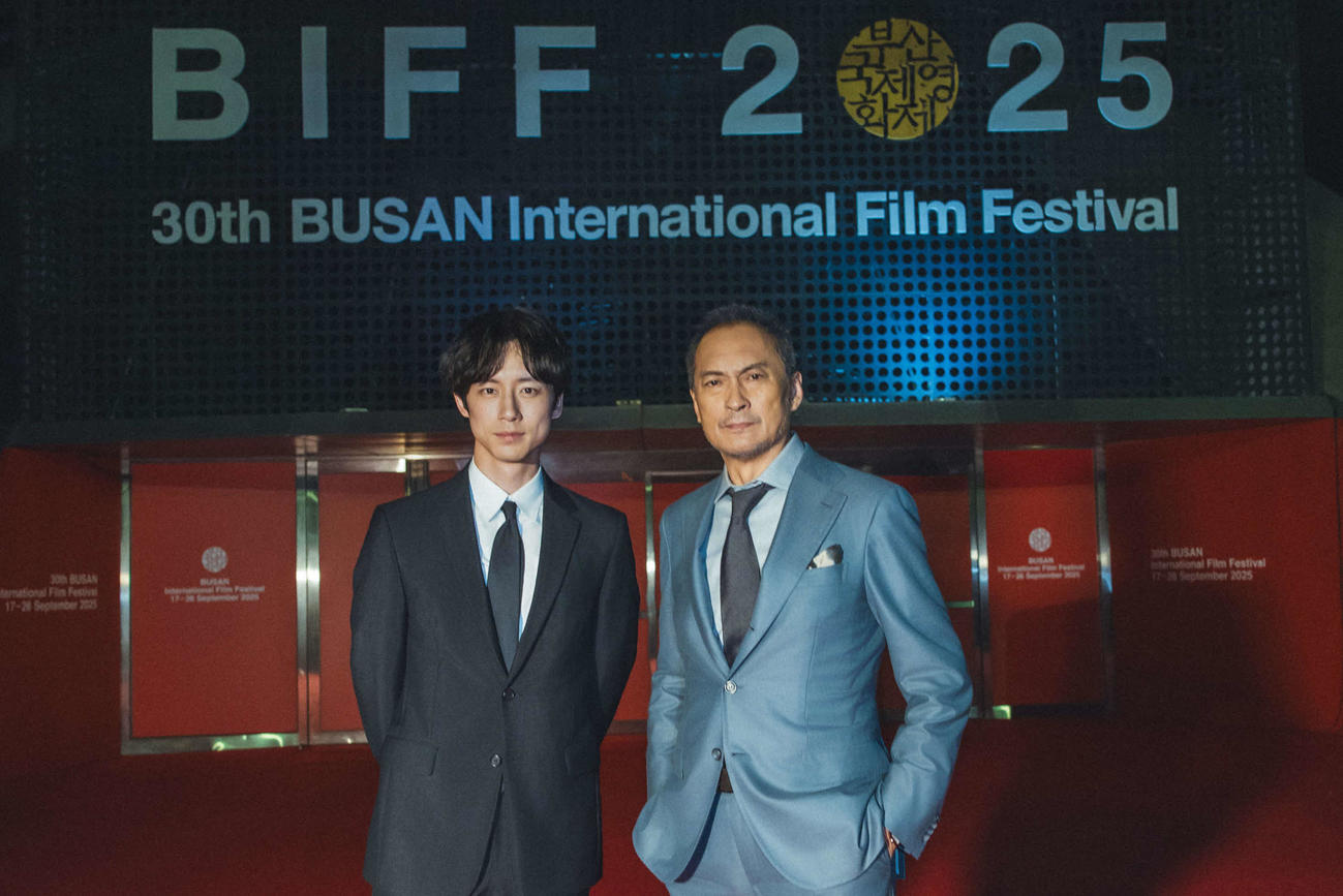 釜山映画祭でオープンシネマ部門に出品された「盤上の向日葵」のワールドプレミア上映に登壇した坂口健太郎（左）と渡辺謙