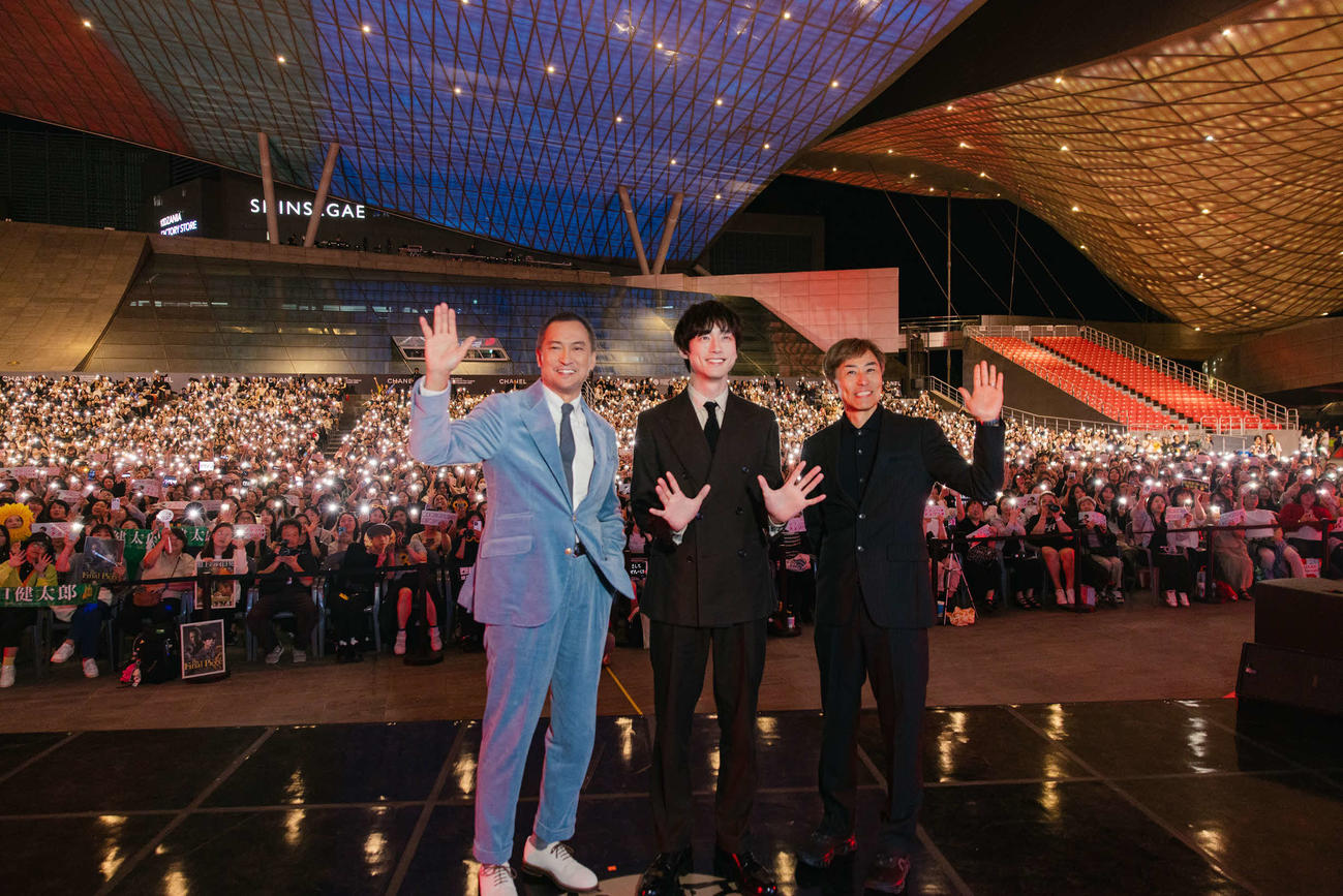 釜山映画祭でオープンシネマ部門に出品された「盤上の向日葵」のワールドプレミア上映に登壇した、左から渡辺謙、坂口健太郎、熊澤尚人監督
