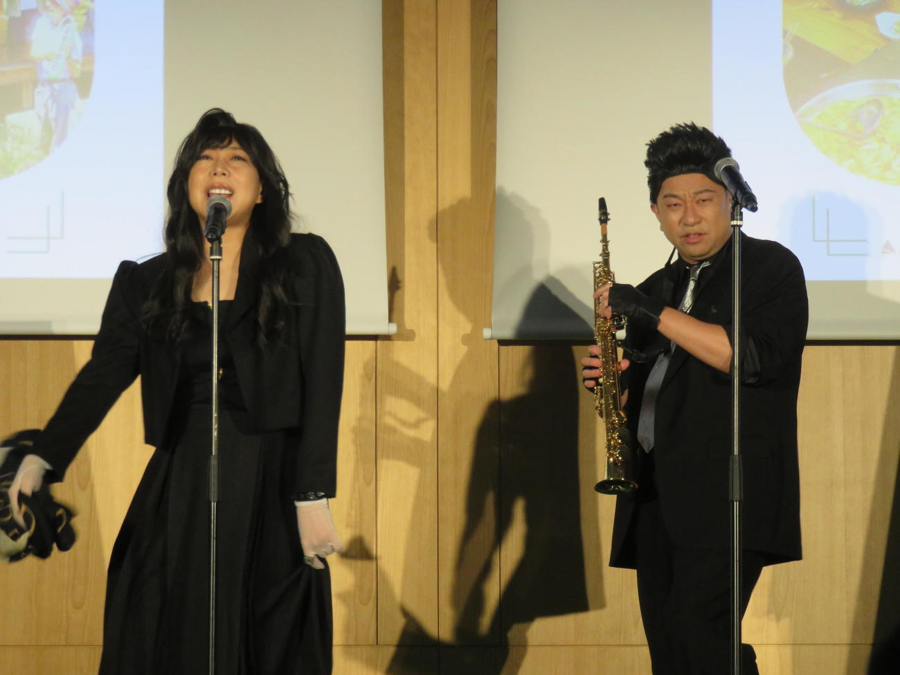 “千住あるある”を歌唱する椿鬼奴（左）とレイザーラモンRG