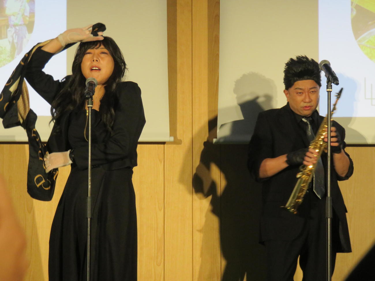 “千住あるある”を歌唱する椿鬼奴（左）とレイザーラモンRG