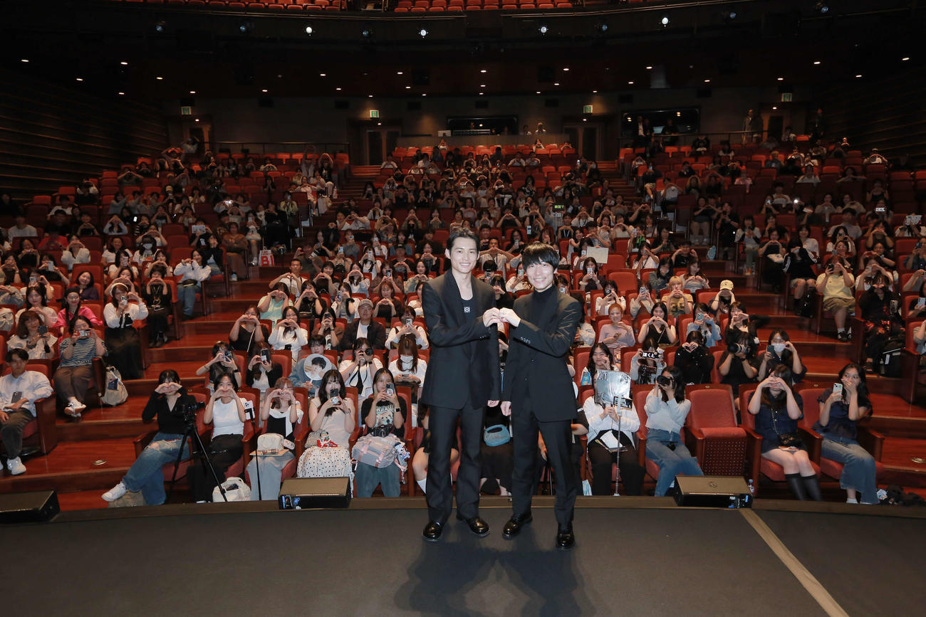 第30回釜山国際映画祭インターナショナルプレミア舞台挨拶に登壇した松村北斗（左）と奥山由之監督