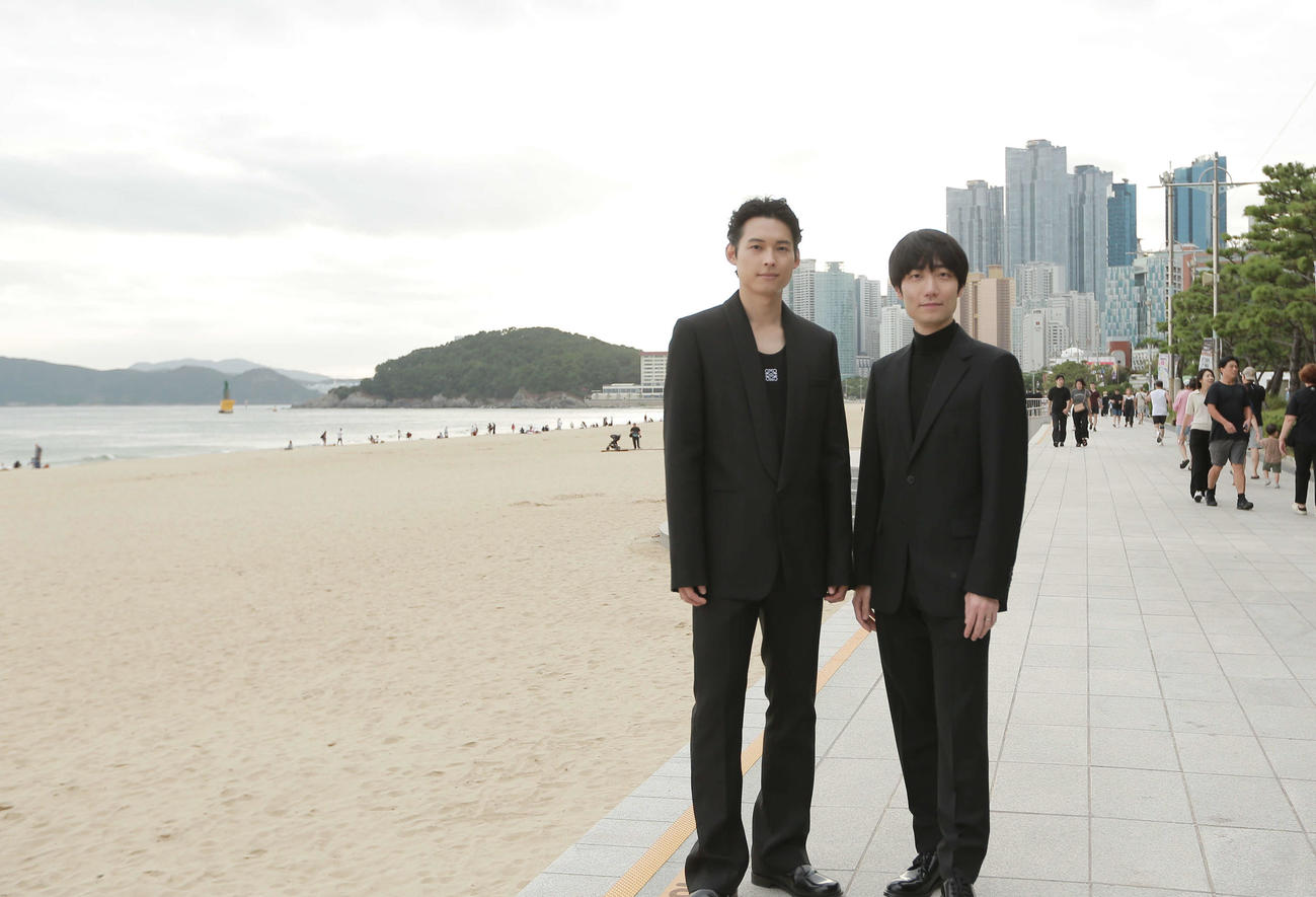 第30回釜山国際映画祭インターナショナルプレミア舞台挨拶に登壇した松村北斗（左）と奥山由之監督