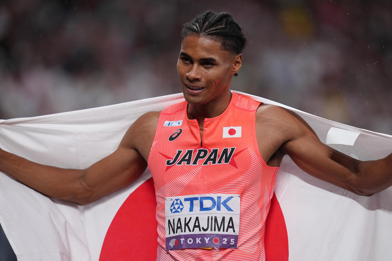 男子400メートル決勝　6位入賞の中島は日の丸を掲げる（撮影・足立雅史）