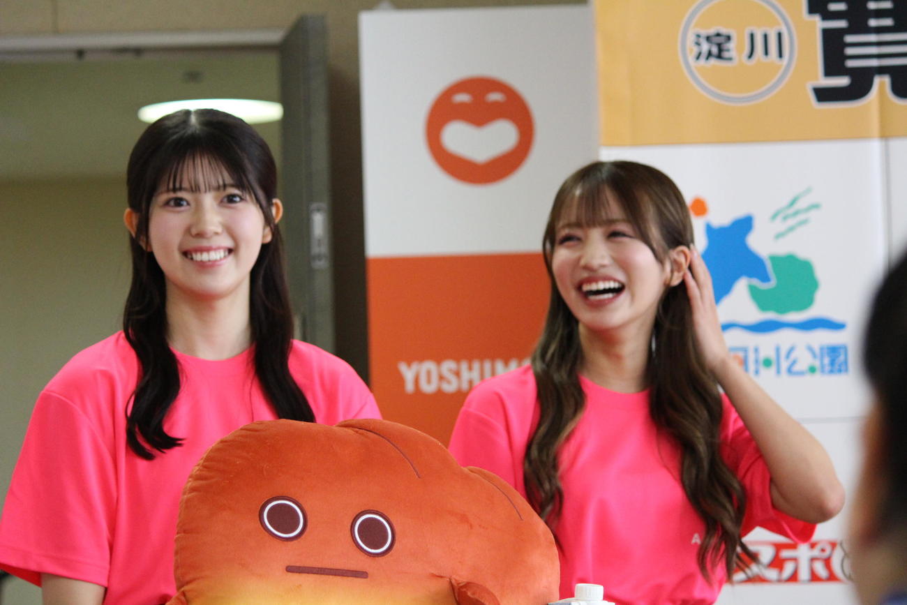 寛平マラソンを盛り上げるNMB48の坂下真心（左）と坂田心咲