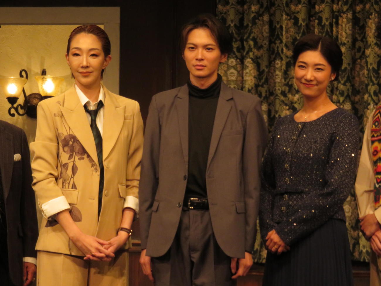 ノサカラボ「THE MOUSETRAP」ゲネプロ取材会に臨んだ金子隼也（中央）。左は紅ゆずる、右は天華えま