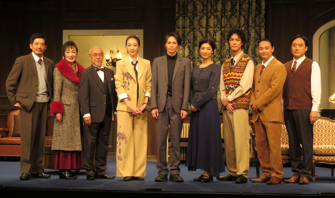 ノサカラボ「THE MOUSETRAP」ゲネプロ取材会に臨んだ、左から古山憲太郎、旺なつき、中尾隆聖、紅ゆずる、金子隼也、天華えま、富永勇也、石垣佑磨、演出の野坂実氏