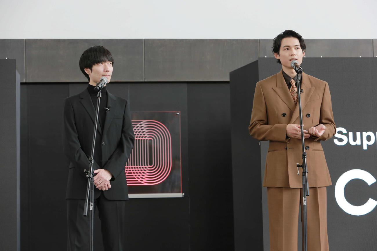 第30回釜山国際映画祭に出席した松村北斗（右）と奥山由之監督