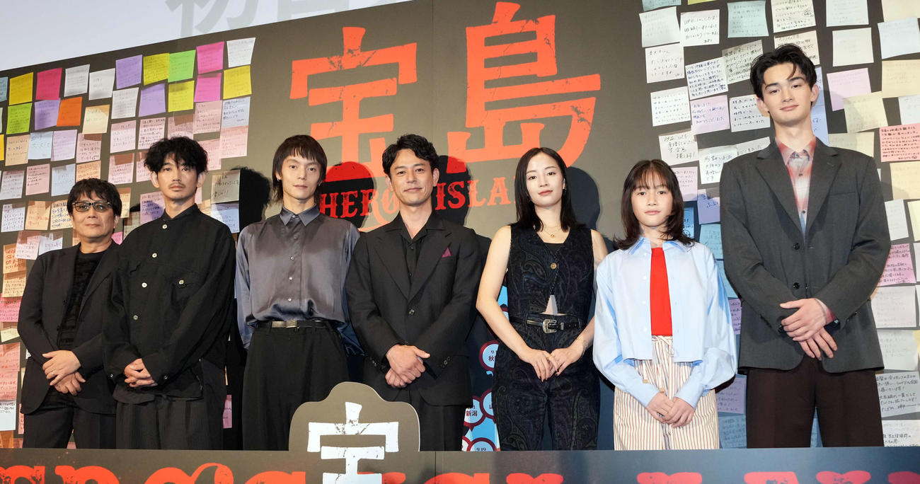 映画「宝島」公開初日舞台あいさつに登壇する、左から大友啓史監督、永山瑛太、窪田正孝、妻夫木聡、広瀬すず、光路、栄莉弥（撮影・小島史椰）