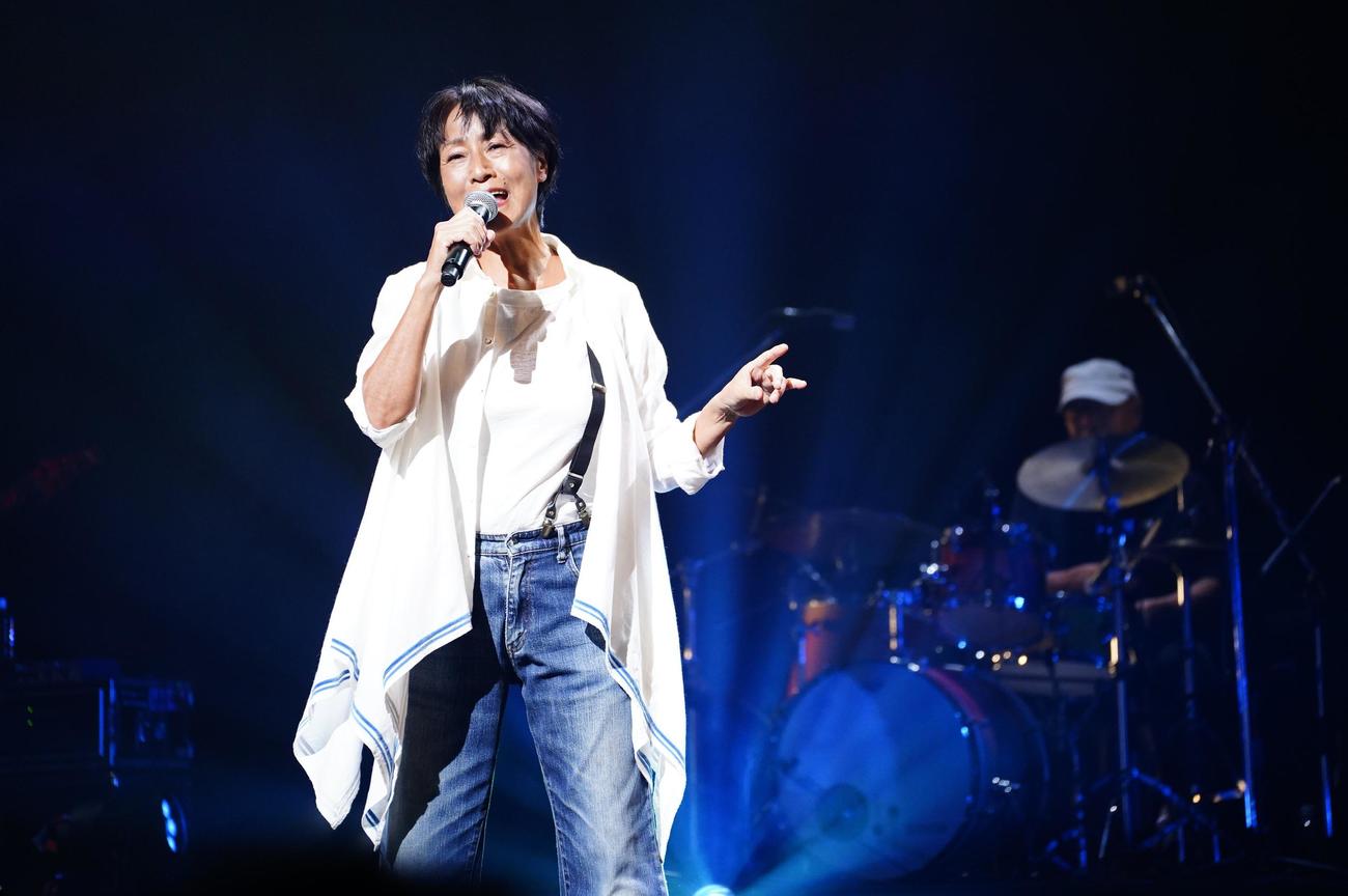 45周年ライブを行ったシンガー・ソングライターEPO