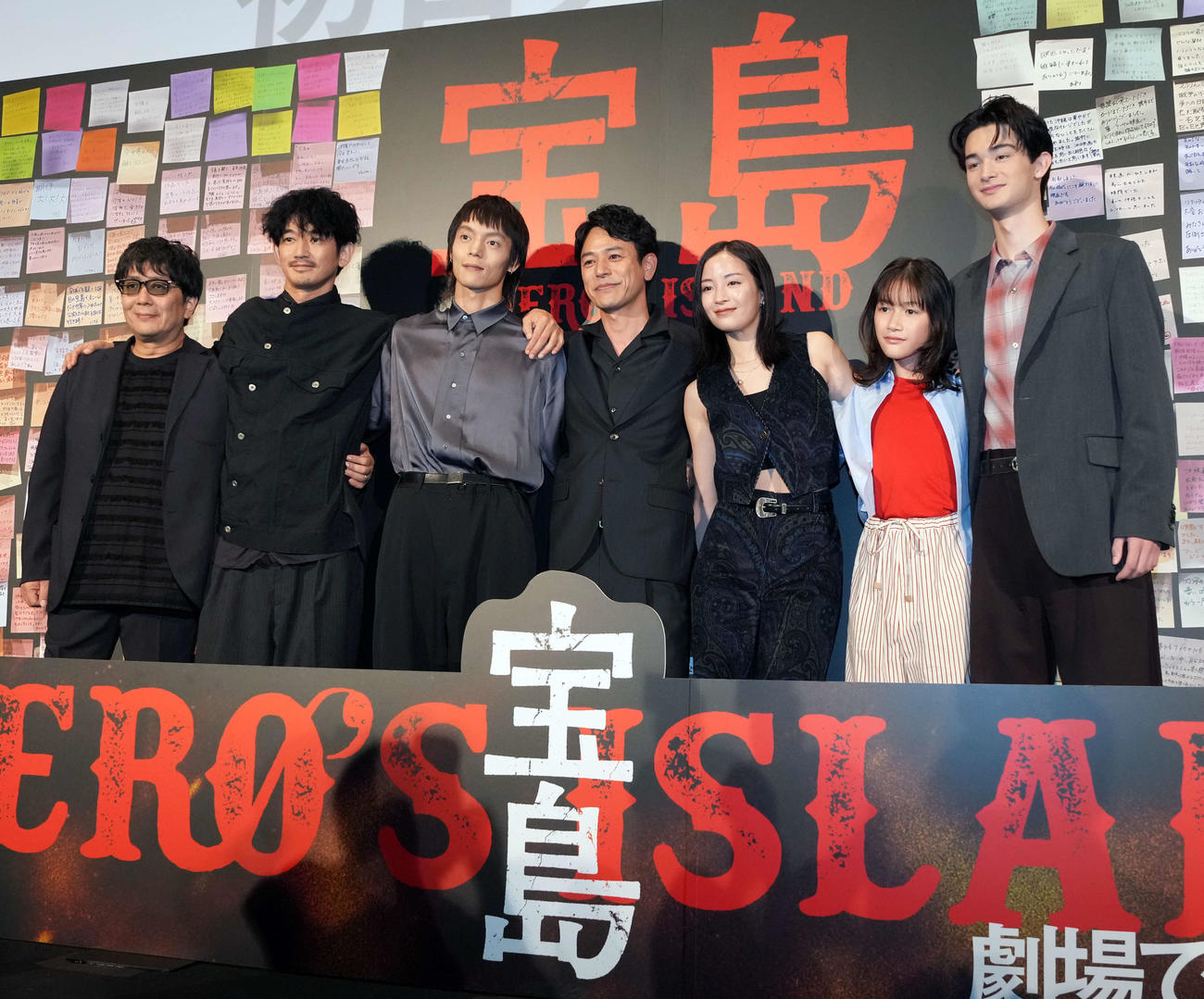 映画「宝島」公開初日舞台あいさつに登壇する、左から大友啓史監督、永山瑛太、窪田正孝、妻夫木聡、広瀬すず、光路、栄莉弥（撮影・小島史椰）