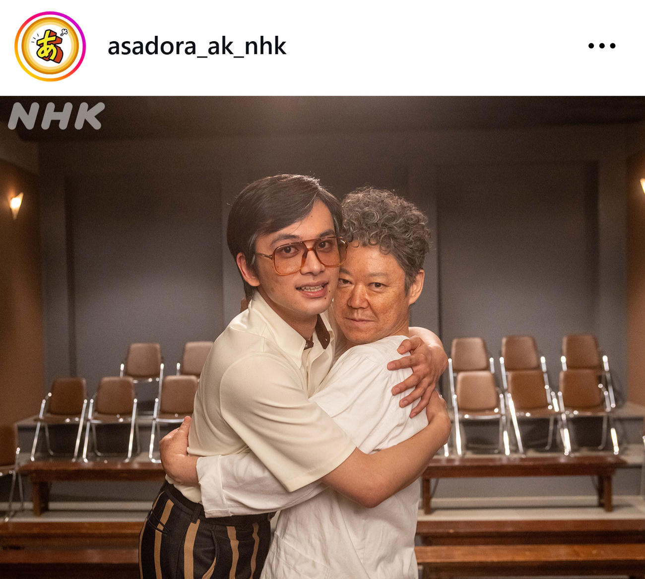 固く抱き合う嵩とヤムおんちゃん（朝ドラ「あんぱん」の公式インスタグラムから）
