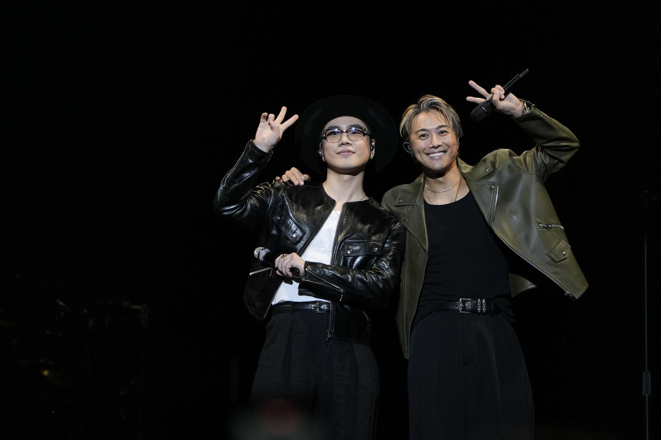 「EXILE TAKAHIRO　武道館　LIVE 2025“HERCULES”」に出演した〓（ストローク付きO）MI（左）とEXILE TAKAHIRO