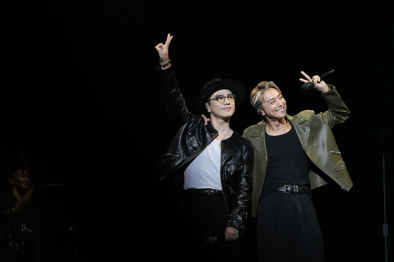 「EXILE TAKAHIRO　武道館　LIVE 2025“HERCULES”」に出演した〓（ストローク付きO）MI（左）とEXILE TAKAHIRO