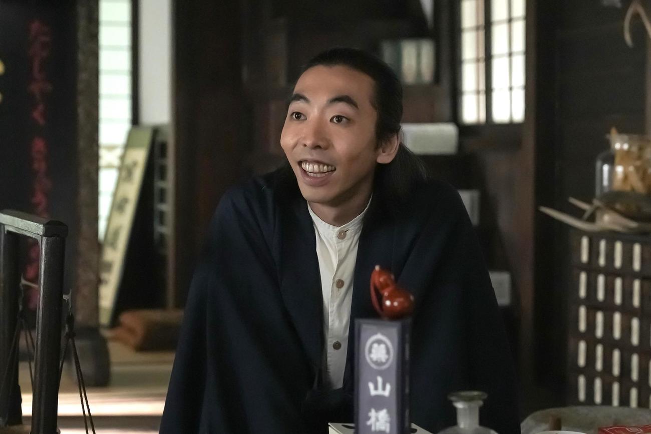 舶来品店の店主・山橋才路を演じる柄本時生（C）NHK