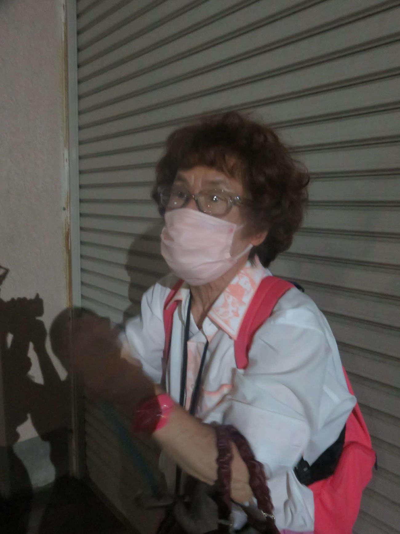火事があった自宅マンション前で取材に応じる林家ペー（19日深夜0時）