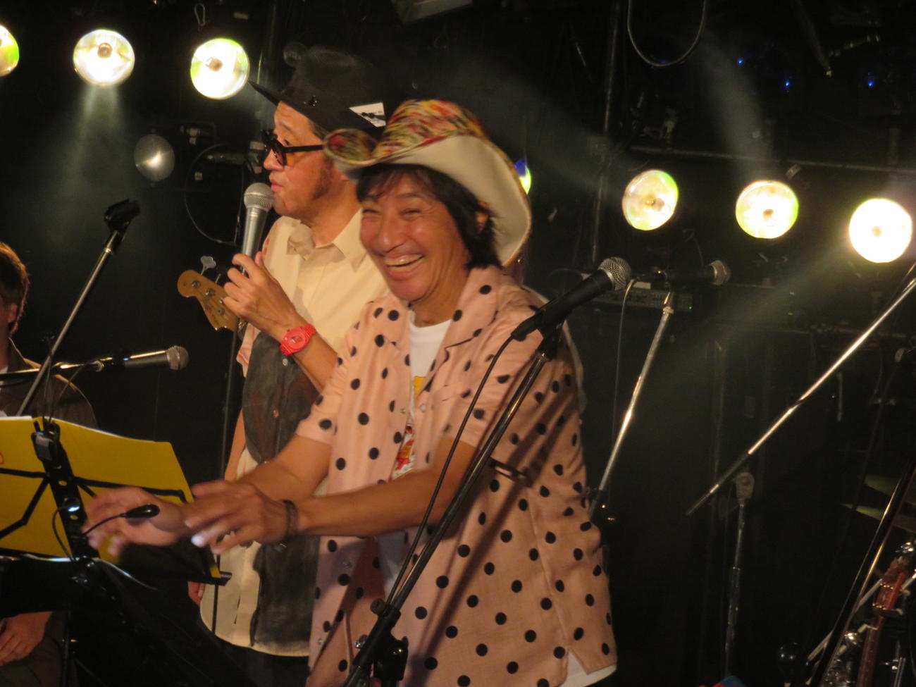 大久保ノブオ（左）とウルフルケイスケ