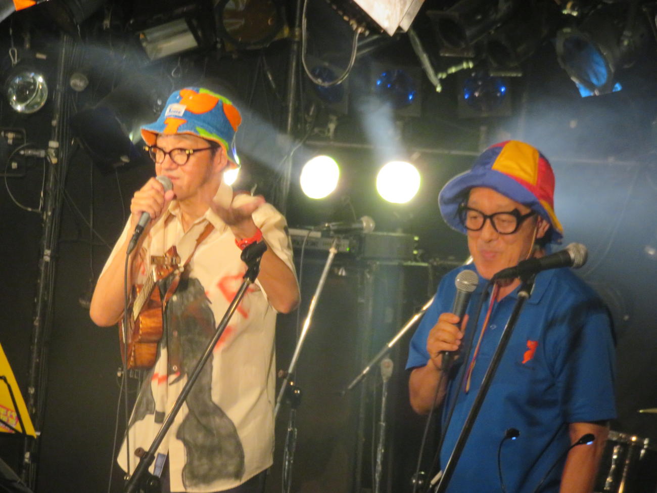 そっくりな大久保ノブオ（左）とあご勇