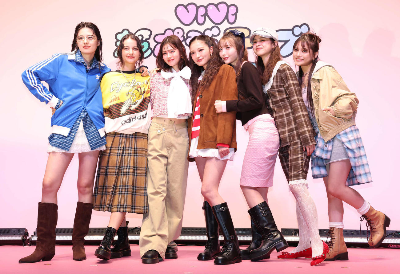 ViVi超ポジティブEXPO 2025 AUTUMNで写真に納まる、左からアリアナさくら、嵐莉菜、村上愛花、せいら、雑賀サクラ、ブリッジマン遊七、有坂心花（撮影・丹羽敏通）