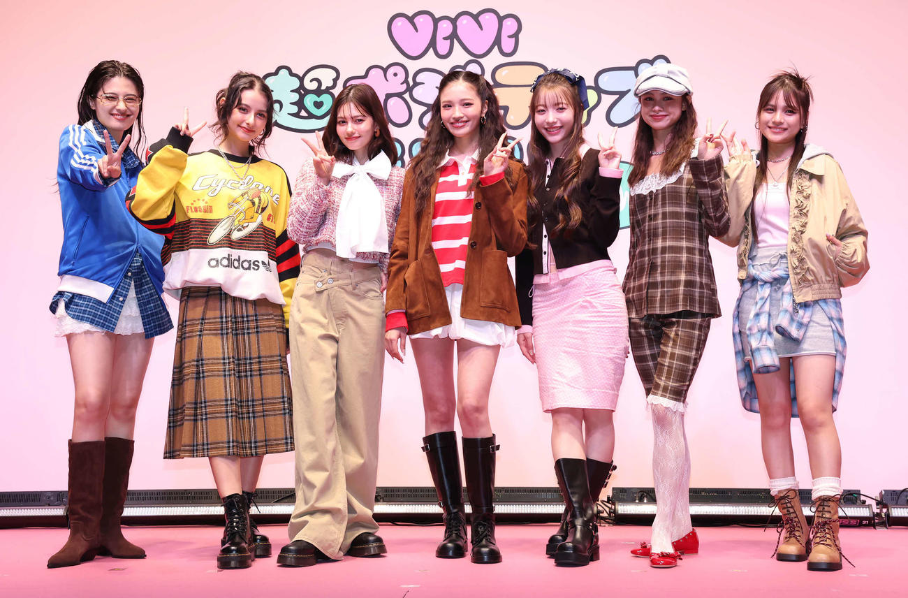 ViVi超ポジティブEXPO 2025 AUTUMNで写真に納まる、左からアリアナさくら、嵐莉菜、村上愛花、せいら、雑賀サクラ、ブリッジマン遊七、有坂心花（撮影・丹羽敏通）