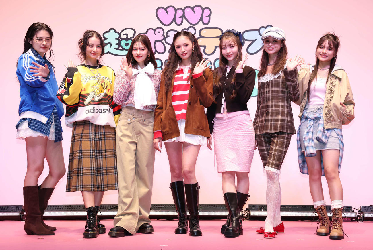 ViVi超ポジティブEXPO 2025 AUTUMNで写真に納まる、左からアリアナさくら、嵐莉菜、村上愛花、せいら、雑賀サクラ、ブリッジマン遊七、有坂心花（撮影・丹羽敏通）