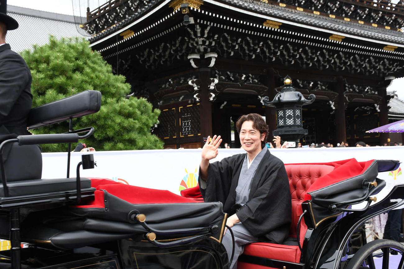 東本願寺前に馬車で登場した佐々木蔵之介（撮影・阪口孝志）