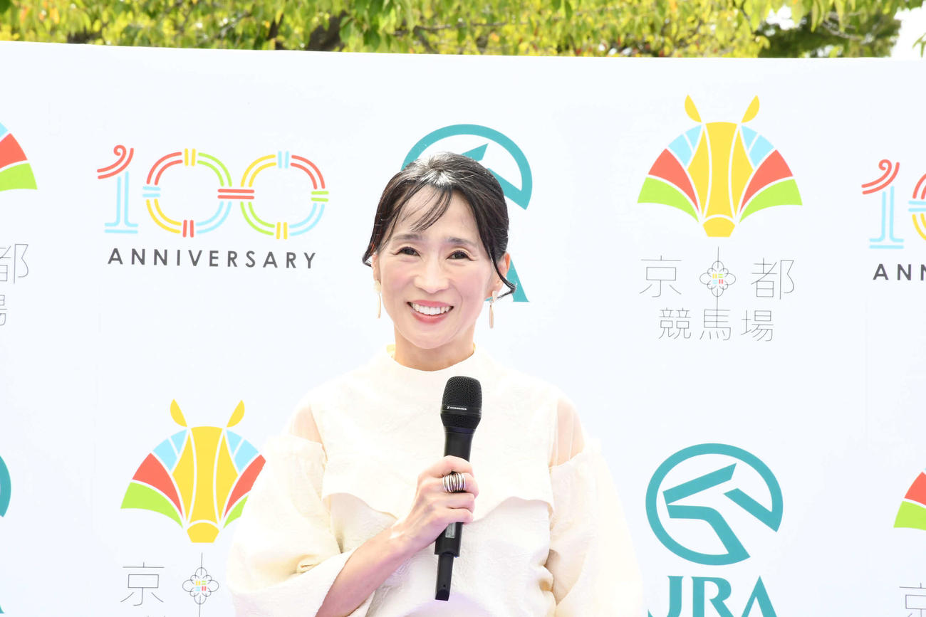 京都競馬場開設100周年記念セレモニーに登場した細江純子氏（撮影・阪口孝志）