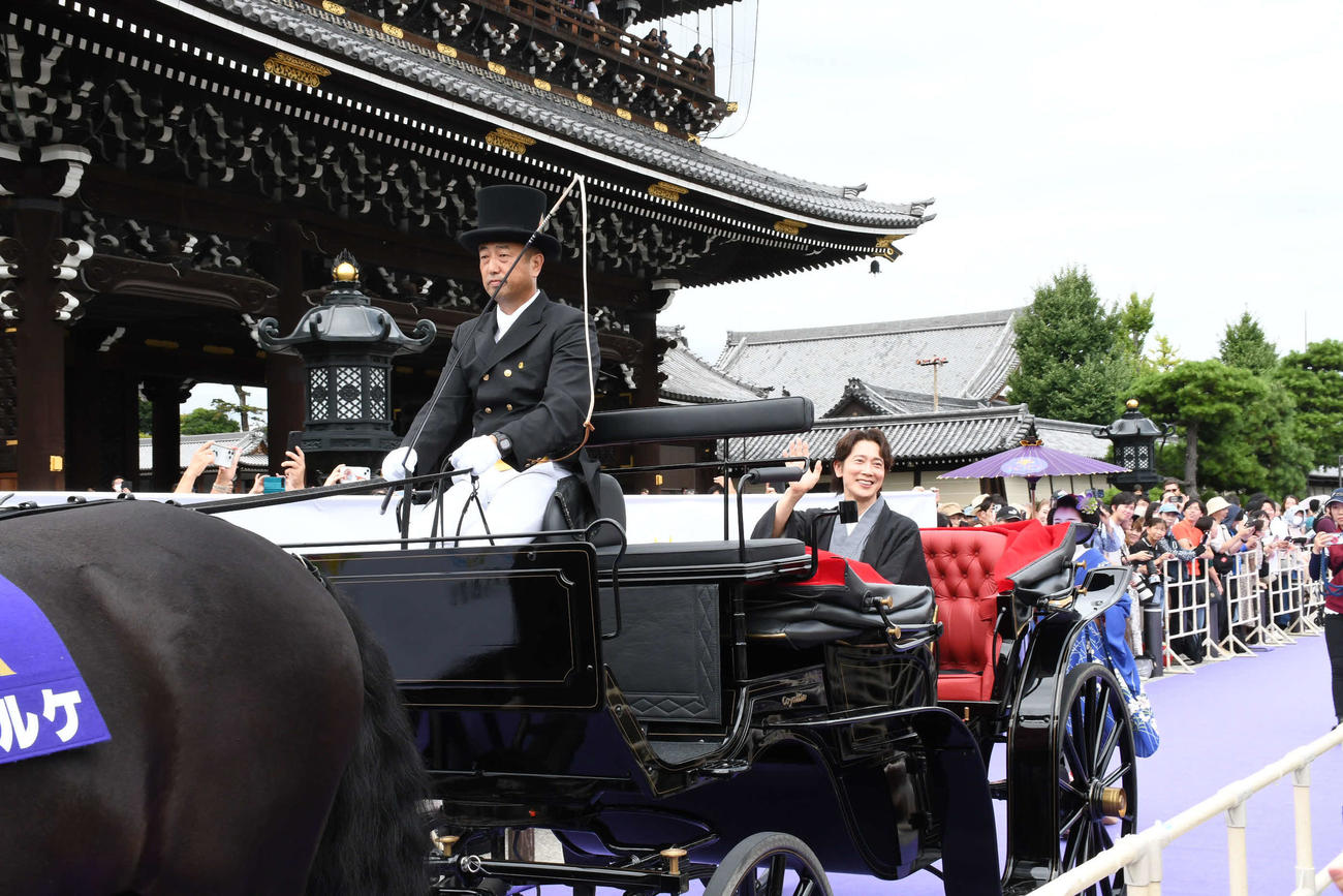 東本願寺前に馬車で登場した佐々木蔵之介（撮影・阪口孝志）
