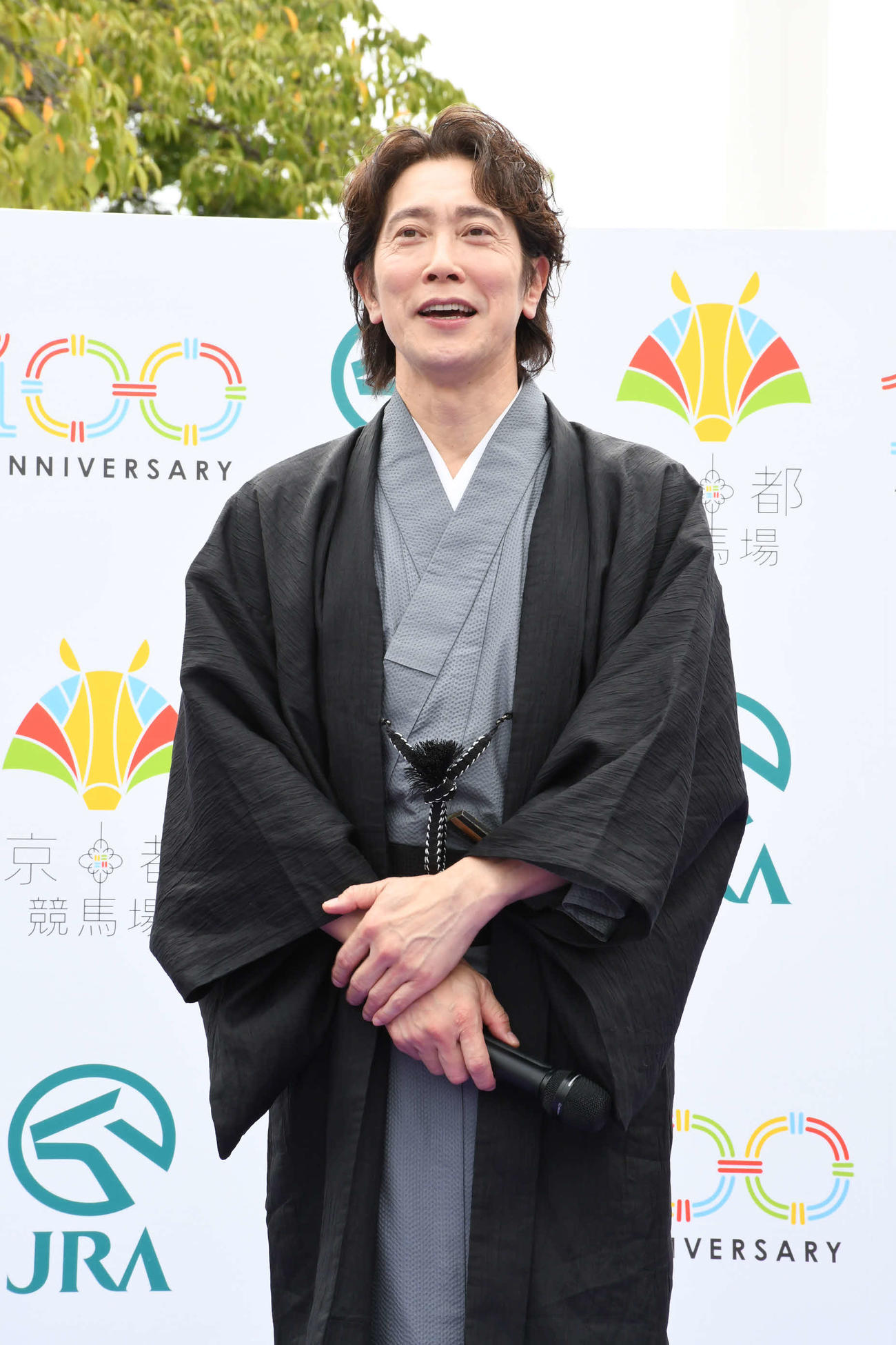 京都競馬場開設100周年記念セレモニーに登場した佐々木蔵之介（撮影・阪口孝志）