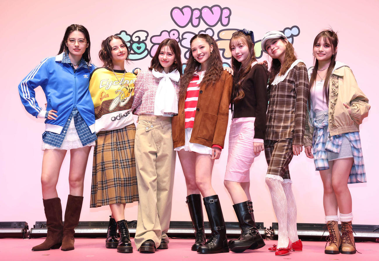 ViVi超ポジティブEXPO 2025 AUTUMNで写真に納まる、左からアリアナさくら、嵐莉菜、村上愛花、せいら、雑賀サクラ、ブリッジマン遊七、有坂心花（撮影・丹羽敏通）