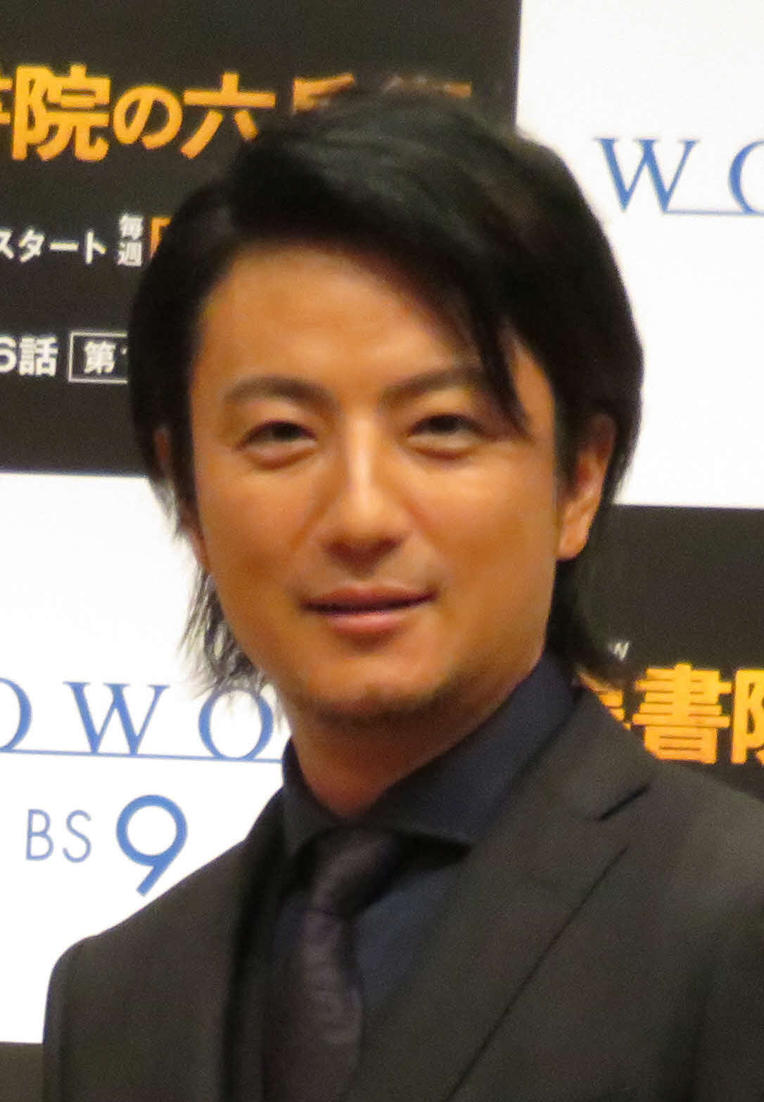 WOWOW「連続ドラマW　黒書院の六兵衛」完成披露試写会　WOWOW「連続ドラマW　黒書院の六兵衛」完成披露試写会に出席した主演の吉川晃司（左）。右は上地雄輔＝2018年7月9日