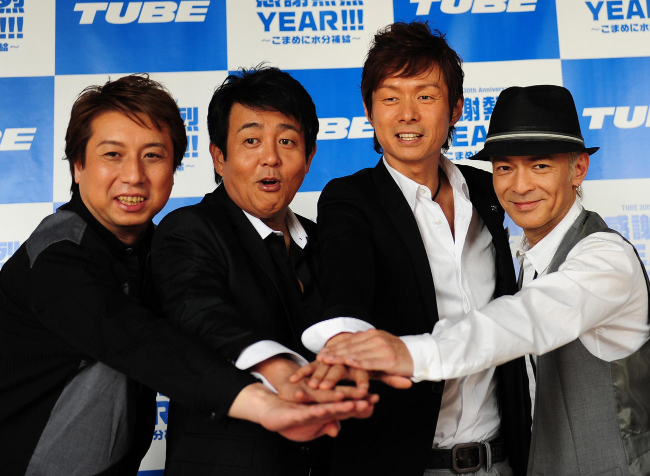 TUBE。左から松本玲二、前田亘輝、春畑道哉、角野秀行（2015年4月撮影）