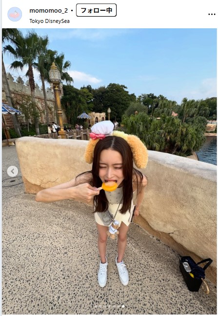 アイスを食べる新山桃子（新山桃子のインスタグラムから）