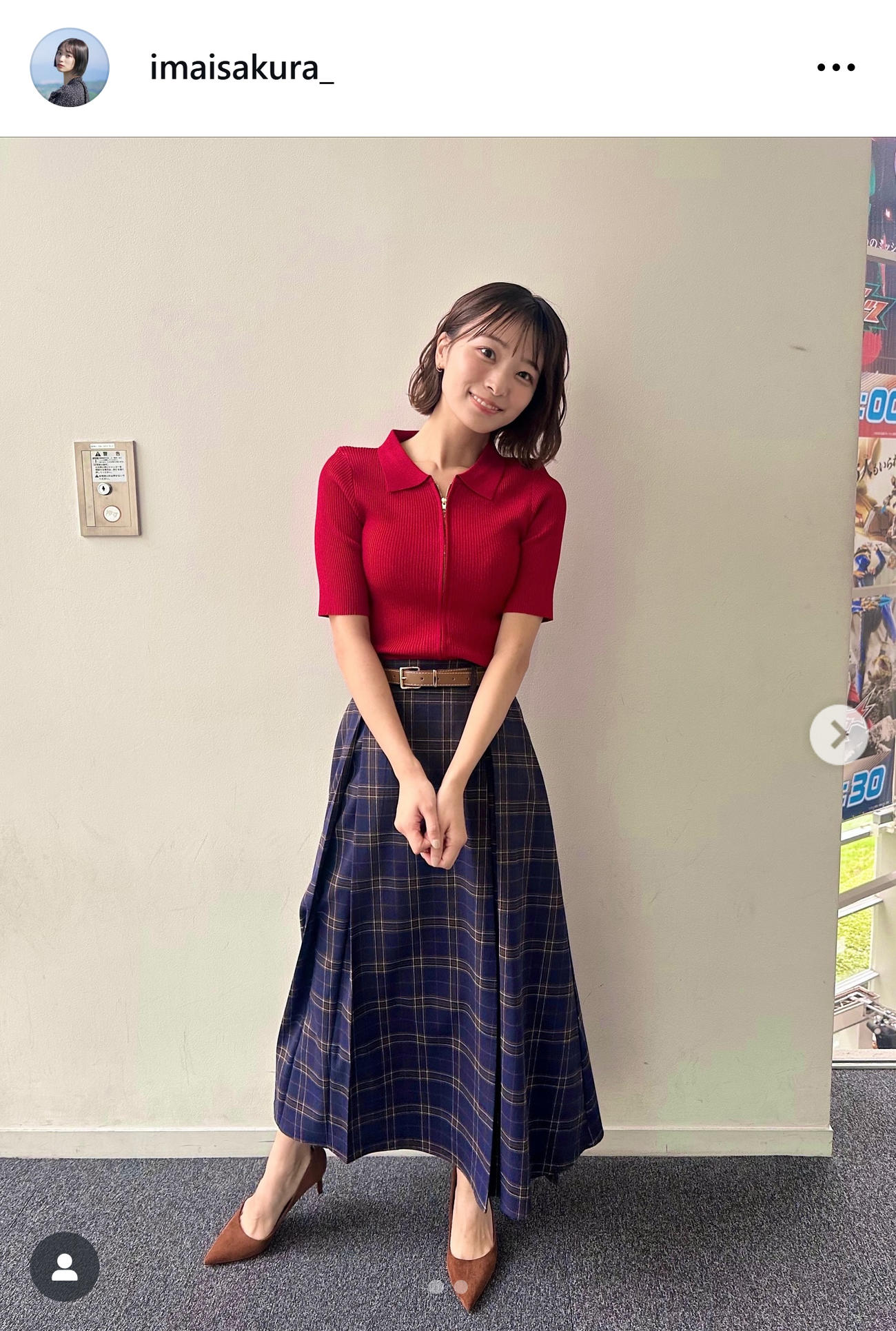 タイトなニットコーデ全身ショット（今井春花さんのインスタグラムから）